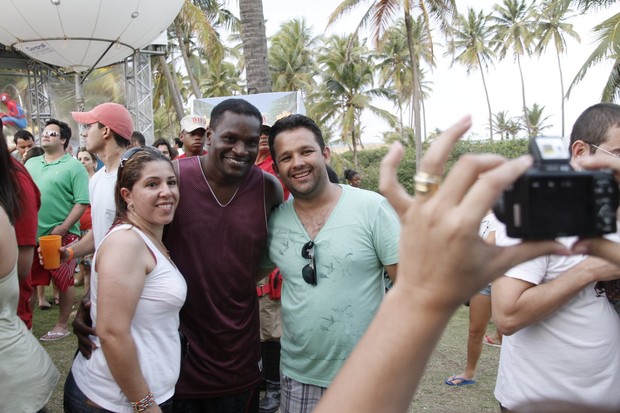 Jacaré tira foto com fãs (Foto: Isac Luz/EGO)