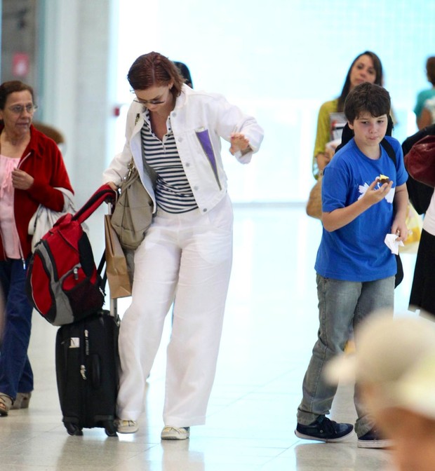 Julia Lemmertz tropeça em aeroporto no Rio de Janeiro (Foto: Leotty Junior / AgNews)