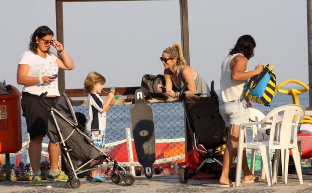 Danielle Winits com os filhos em praia no Rio (Foto: J. Humberto/AgNews)