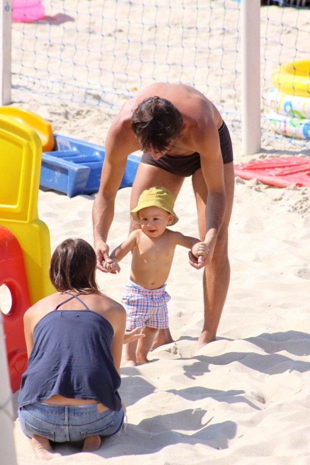 Leonardo com a família na praia do Leblon, RJ (Foto: J.Humberto / AgNews)