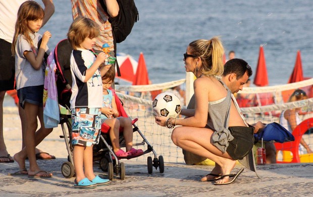 Danielle Winits com os filhos em praia no Rio (Foto: J. Humberto/AgNews)