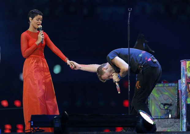 Rihanna e Chris Martin se apresentam no encerramento das Paralímpiadas (Foto: Reuters / Agência)