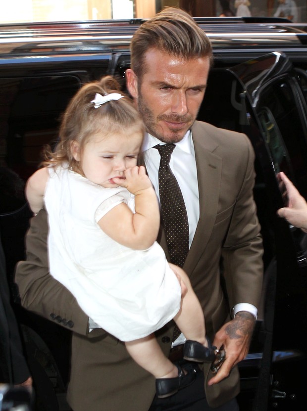David Beckham como a pequena Harper Seven no colo - X17 (Foto: X17 / Agência)