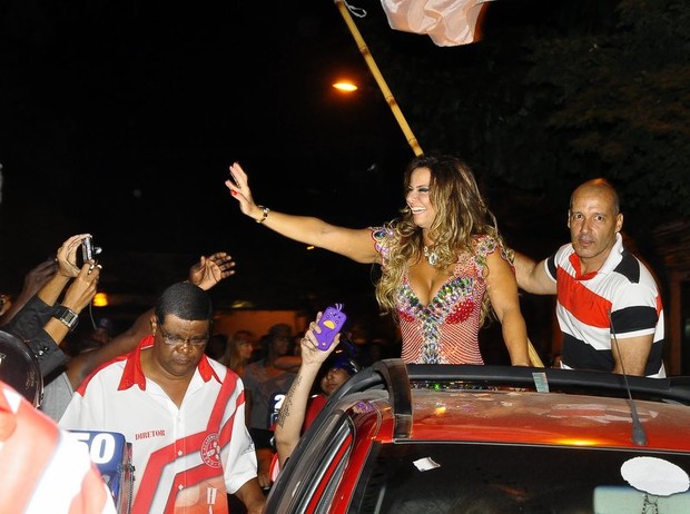 Viviane Araújo samba na quadra do Salgueiro (Foto: Roberto Teixeira/EGO)