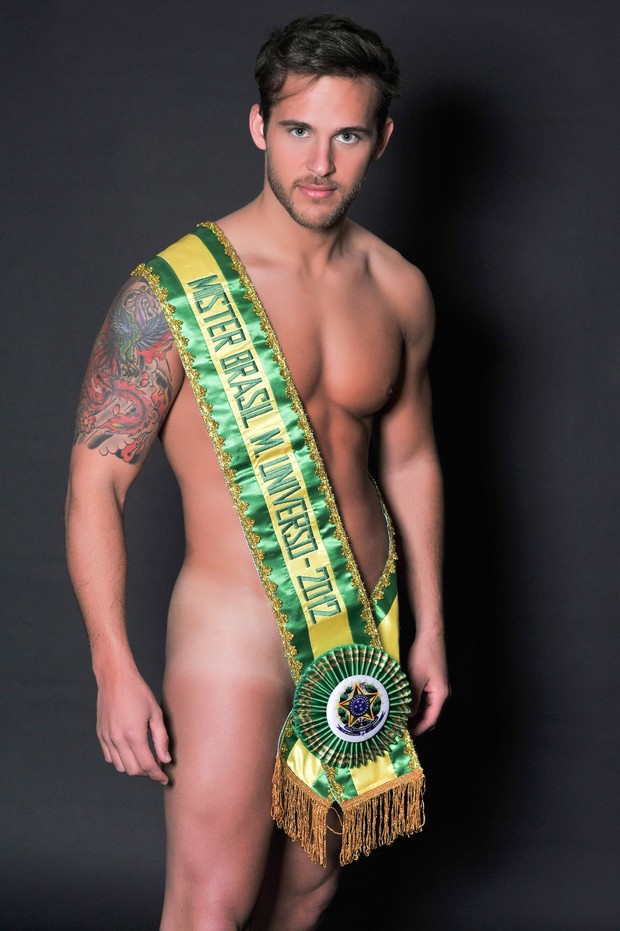 O novo mister Thiago Ximenes faz ensaio sensual usando apenas sua faixa  (Foto: Divulgação / Vanessa Dalceno)