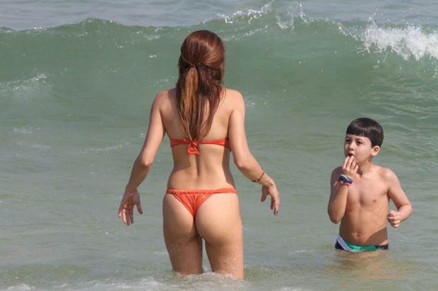 Nívea Stelmann curte praia com o filho, na Barra da Tijuca, RJ (Foto: Fabio Martins / AgNews)