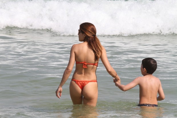 Nivea Stelmann curte praia com o filho, na Barra da Tijuca, RJ (Foto: Fabio Martins / AgNews)