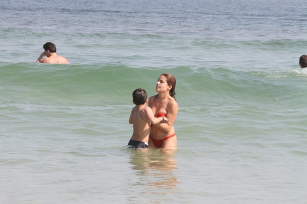 Nivea Stelmann curte praia com o filho, na Barra da Tijuca, RJ (Foto: Fabio Martins / AgNews)