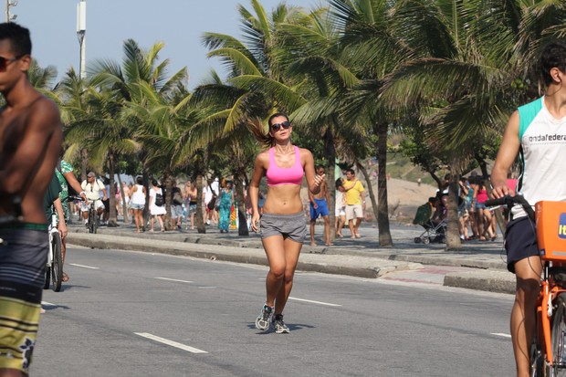 Leticia Wiermann corre na orla do Rio (Foto: Wallace Barbosa / AgNews)