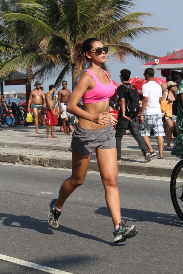 Leticia Wiermann corre na orla do Rio (Foto: Wallace Barbosa / AgNews)