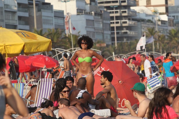 Sheron Menezzes com o namorado na praia do Rio (Foto: Wallace Barbosa / AgNews)
