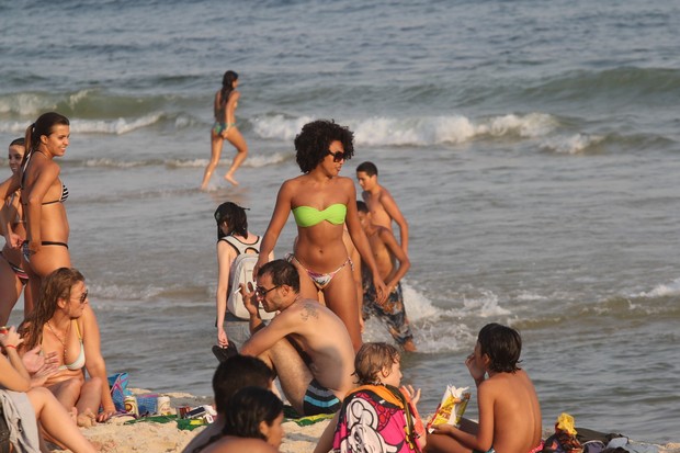 Sheron Menezzes com o namorado na praia do Rio (Foto: Wallace Barbosa / AgNews)