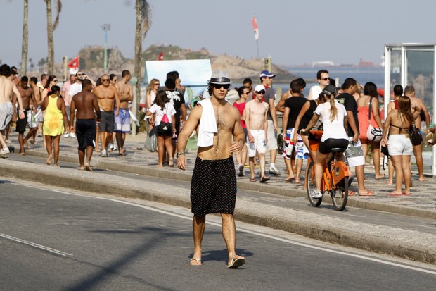 Emiliano D'Avila em praia no Rio (Foto: Gil Rodrigues/PhotoRioNews)