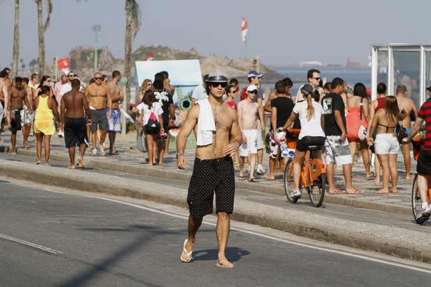 Emiliano D'Avila na praia (Foto: ee)