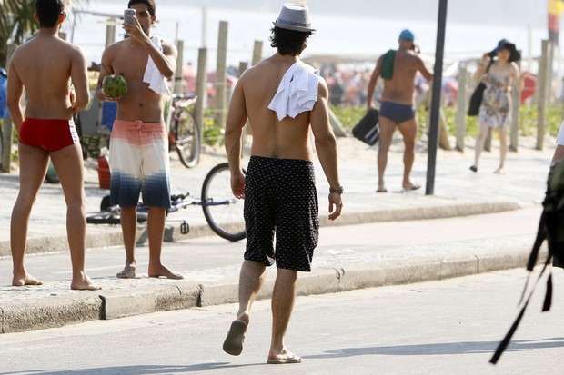 Emiliano D'Avila em praia no Rio (Foto: Gil Rodrigues/PhotoRioNews)