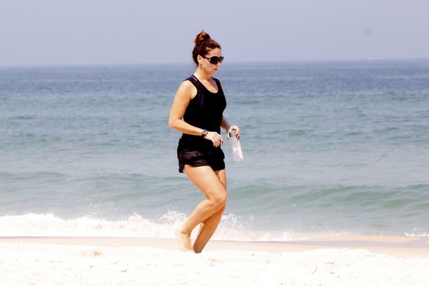 Giovanna Antonelli correndo na areia da praia da Barra da Tijuca, RJ (Foto: Marcos Ferreira / PhotoRioNews)