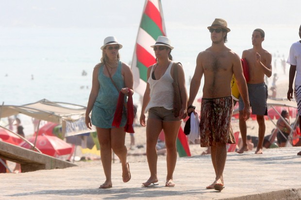 Emiliano D'ávila caminha com amigas na orla de Ipanema (Foto: Edson Teófilo / Foto Rio News)