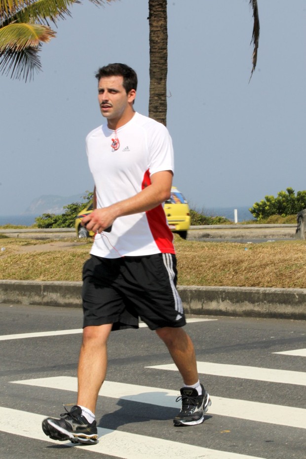 Henri Castelli caminha na orla da praia da Barra da Tijuca, RJ (Foto: Marcos Ferreira / FotoRioNews)