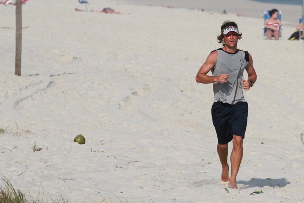 Kayky Brito corre na praia da Barra (Foto: Dilson Silva / AgNews)