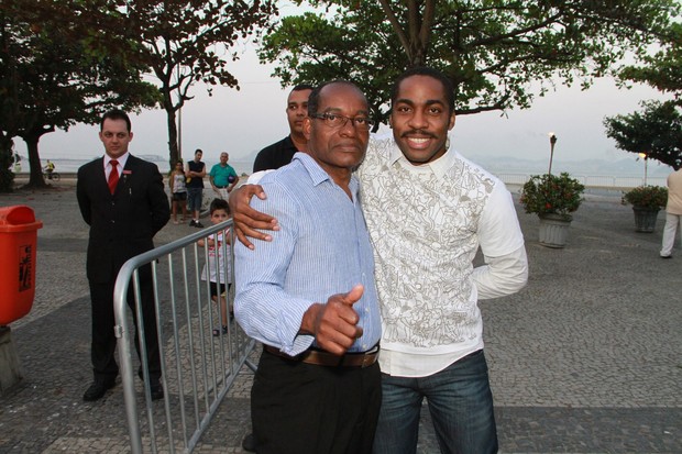 Lázaro Ramos e o pai (Foto: Thyago Andrade / Foto Rio News)