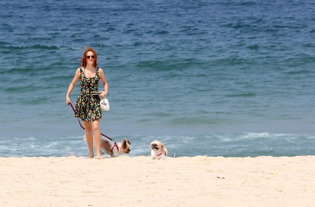 Laila Zaid com seus cachorrinhos na praia do Leblon (Foto: Wallace Barbosa/AgNews)