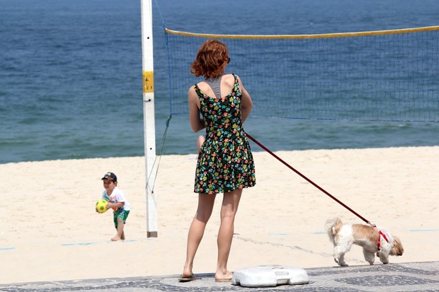 Laila Zaid com seus cachorrinhos na praia do Leblon (Foto: Wallace Barbosa/AgNews)