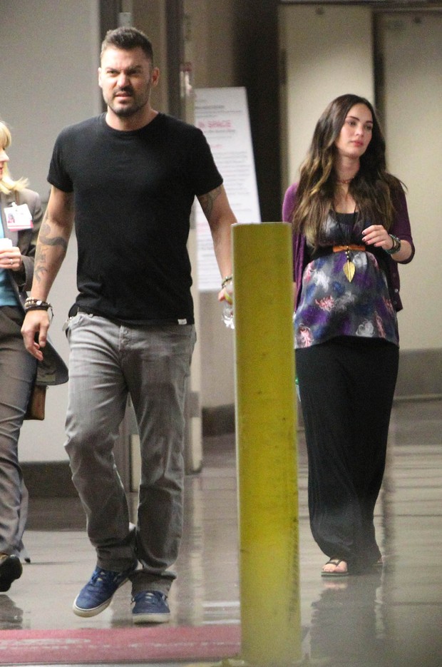 Megan Fox exibe barrigão após deixar hospital e marido se irrita com paparazzi (Foto: Grosby Group)