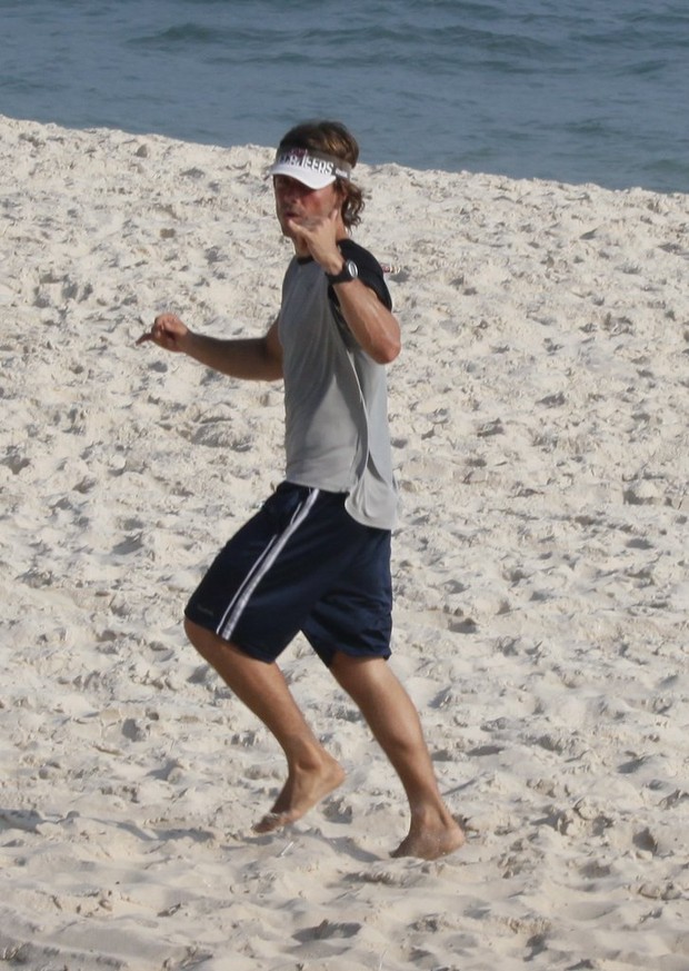 Kayky Brito corre na praia da Barra (Foto: Yuri Souza / AgNews)
