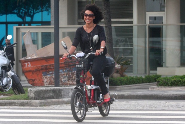 Sheron Menezzes passeia de bicicleta elétrica na orla do Leblon (Foto: Edson Teófilo / Foto Rio News)