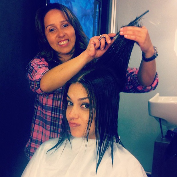 Thaís Fersoza cortando o cabelo (Foto: Instagram / Reprodução)