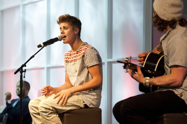 Justin Bieber faz show no aeroporto de Frankfurt, na Alemanha (Foto: Michael Grein / Honopix)