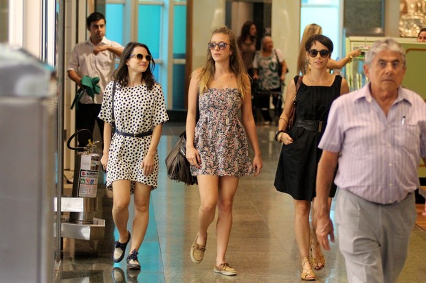 Bianca Comparato, Carol Abras e Débora Falabella passeiam em shopping do Rio (Foto: Marcus Pavão / AgNews)