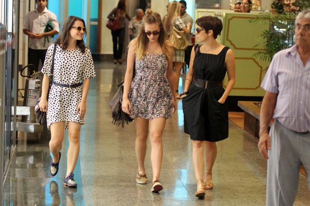 Bianca Comparato, Carol Abras e Débora Falabella passeiam em shopping do Rio (Foto: Marcus Pavão / AgNews)