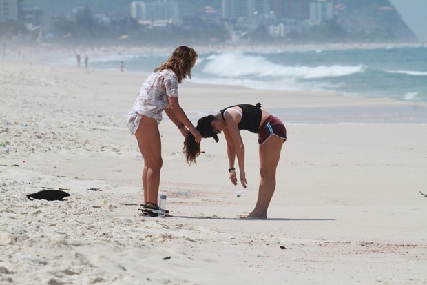 Giovana Antonelli se alonga na praia (Foto: Dilson Silva/ Ag. News)