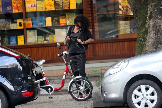 Sheron Menezzes passeia de bicicleta elétrica pelo Leblon (Foto: Wallace Barbosa / AgNews)