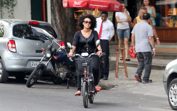 Sheron Menezzes passeia de bicicleta elétrica pelo Leblon (Foto: Wallace Barbosa / AgNews)