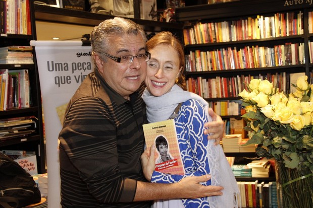 Betty Gofman e Flavio Marinho no lançamento do livro 'A vingança do espelho' (Foto: Isac luz / EGO)