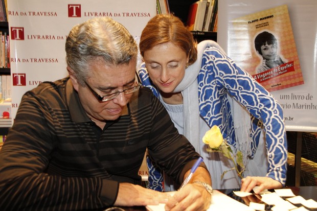Betty Gofman e Flavio Marinho no lançamento do livro 'A vingança do espelho' (Foto: Isac luz / EGO)