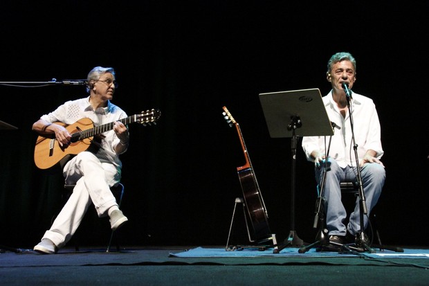Caetano Veloso e Chico Buarque em show no Rio (Foto: Isac Luz/ EGO)