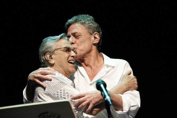 Caetano Veloso e Chico Buarque em show no Rio (Foto: Isac Luz/ EGO)