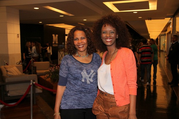 Isabel Fillardis vai com a mãe no evento Vogue Fashion´s Night Out, no shopping Fashion Mall, em São Conrado – RJ (Foto: Daniel Delmiro / AgNews)