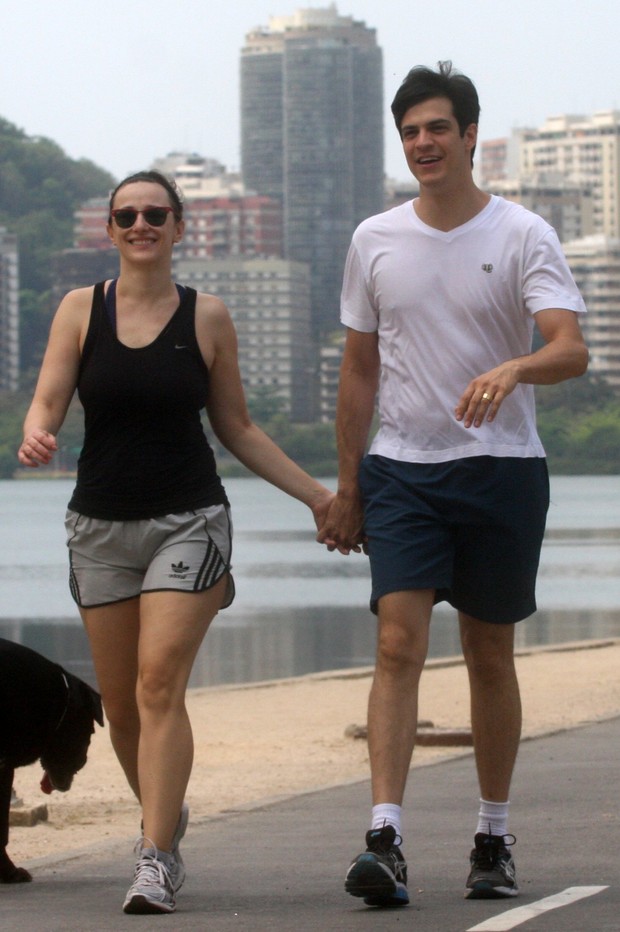 Mateus Solano e mulher na Lagoa Rodrigues de Freitas, RJ (Foto: Edson Teófilo  / FotoRioNews)