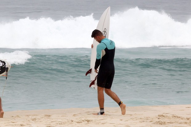 Cauã Reymond surfando na praia, RJ (Foto: Marcos Ferreira / FotoRioNews)
