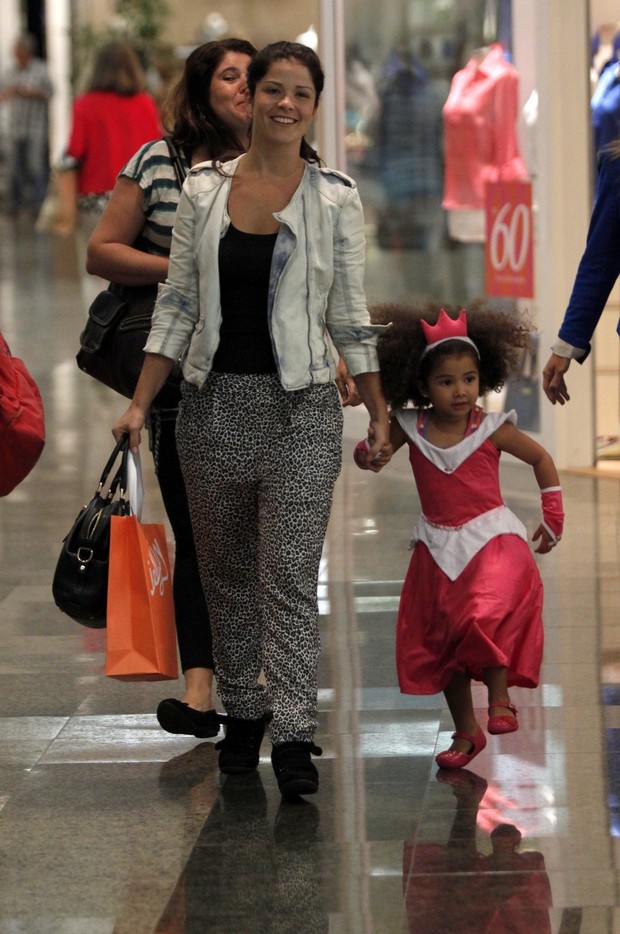 Samara Felippo faz compras com a filha (Foto: Marcos Ferreira/ Photo Rio News)