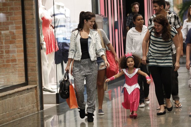 Samara Felippo faz compras com a filha (Foto: Marcos Ferreira/ Photo Rio News)