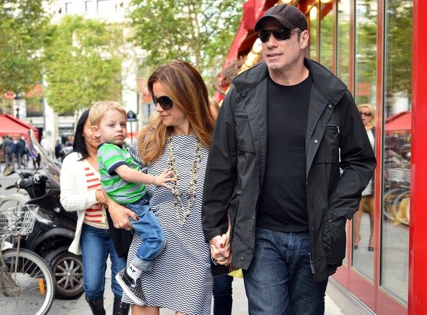 John Travolta com a mulher e o filho em Paris (Foto: Grosby Group)