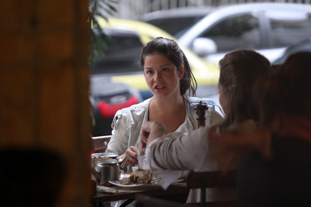 Samara Felippo almoça em restaurante no Leblon (Foto: Wallace Barbosa / AgNews)