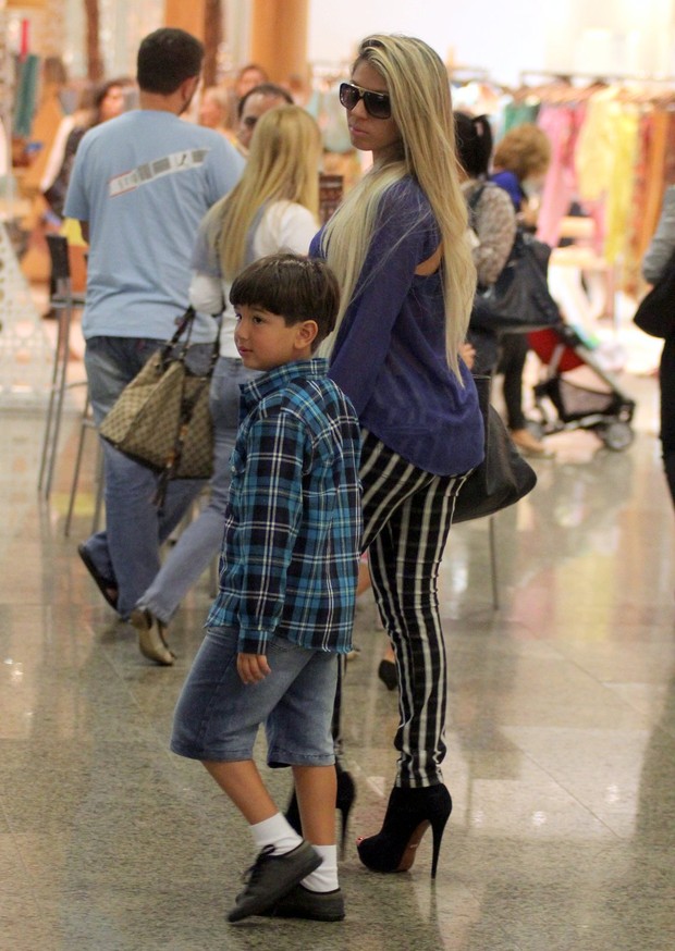Andrea de Andrade faz compras com o filho em shopping do Rio (Foto: Marcus Pavão / AgNews)
