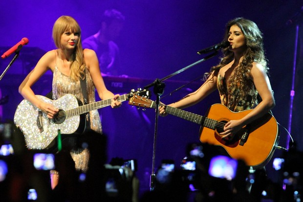 Taylor Swift e Paula Fernandaes em show no Rio (Foto: Marcello Sá Barretto/ Foto Rio News)