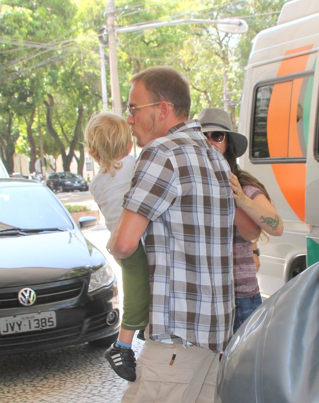 Alanis Morissette chega ao hotel com o marido e o filho (Foto: Wesley Costa / AgNews)
